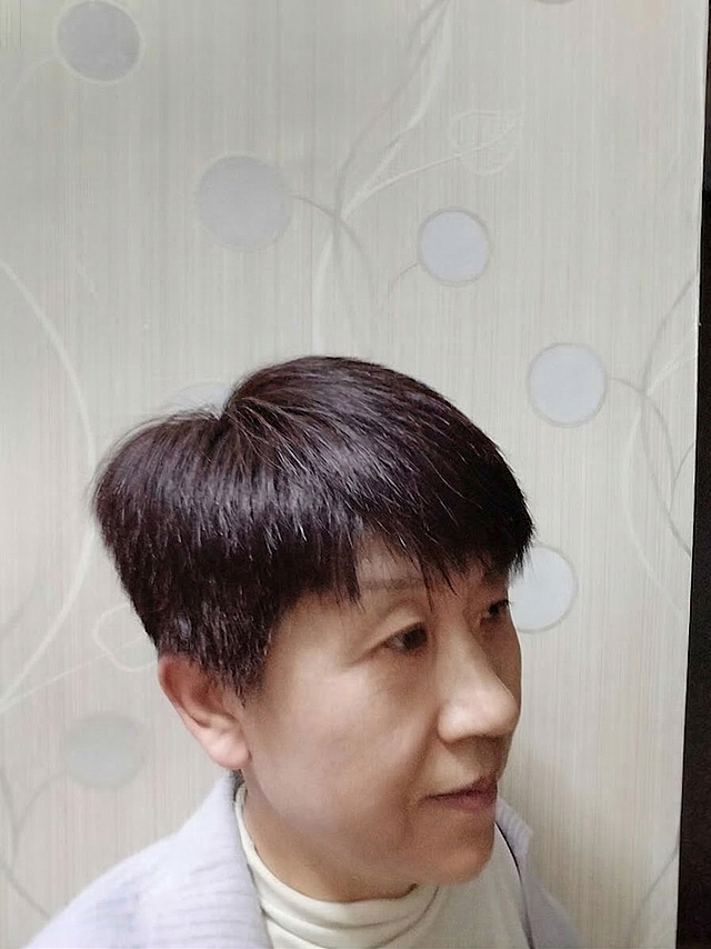 将头发颜色修改为自然的黑茶色，保留白发纹理和整体质感，保留其他内容不变，保证整体自然真实