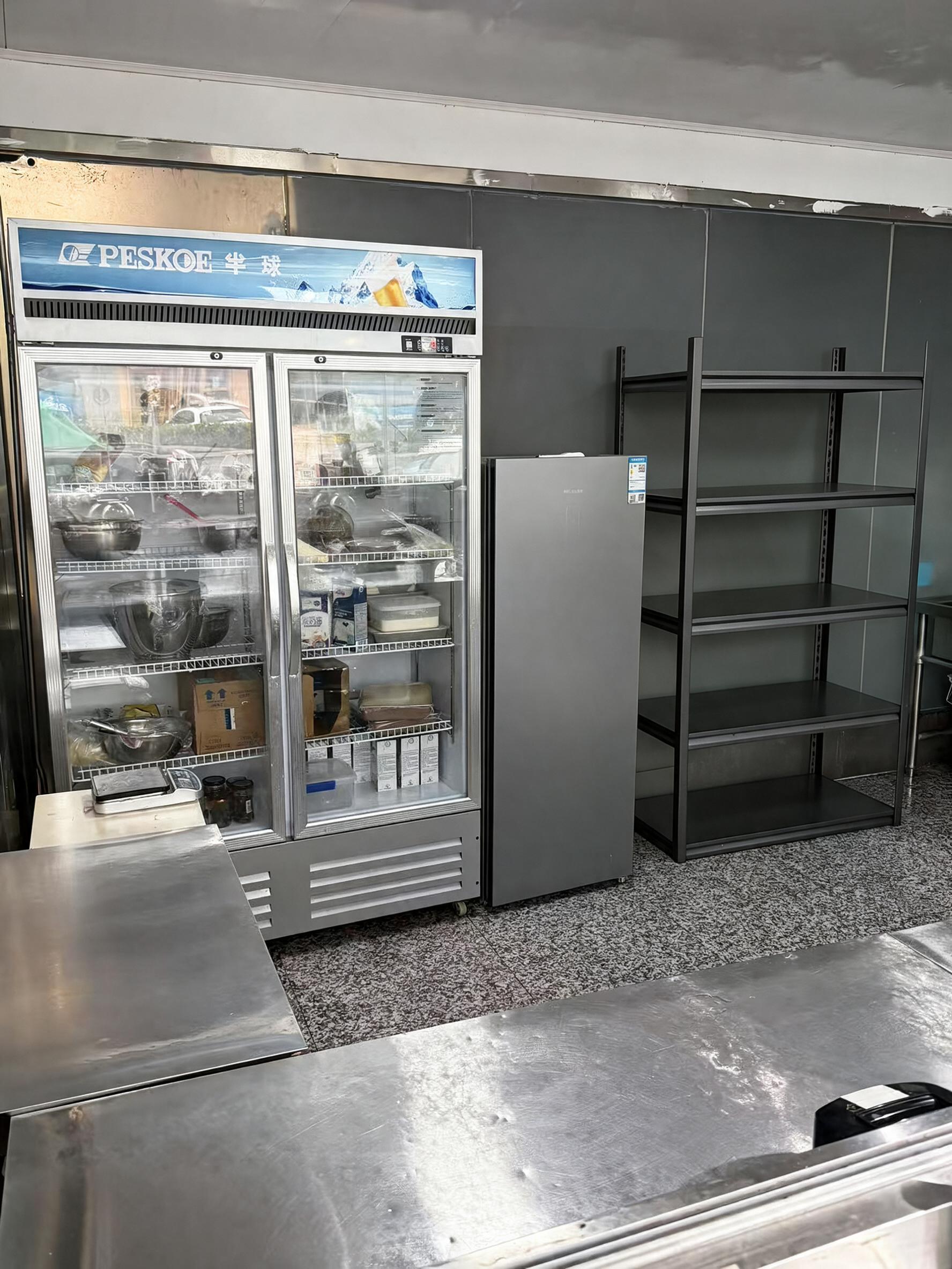 去除右侧5层金属货架上的所有物品（包括篮子、锅、塑料盒、纸箱、… - 图片创意预览