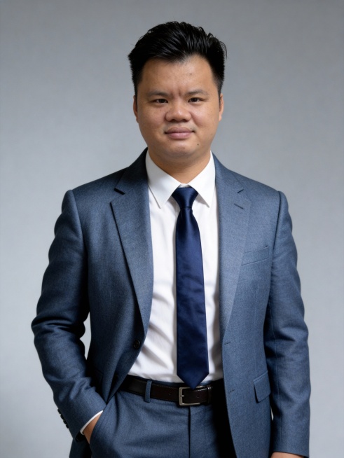 参考第一张图保留人物脸型､发型､年龄等特征生成职场形象照,参考第二张图人物占位和比例,标准焦段50mm,F/4光圈(F/2.8-F/4区间),平视视角(镜头与人物视线齐平);人物占画面70%,人物居中预览效果