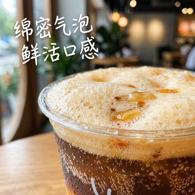 沙棘气泡美式细节特写主图，瑞幸产品海报风格，小红书氛围感。微距特写杯口绵密气泡和沙棘果肉颗粒，清晰展示果汁气泡的细腻质感，杯壁挂着透亮水珠，背景虚化突出主体。主标题 "绵密气泡 鲜活口感"，字体采用清预览效果