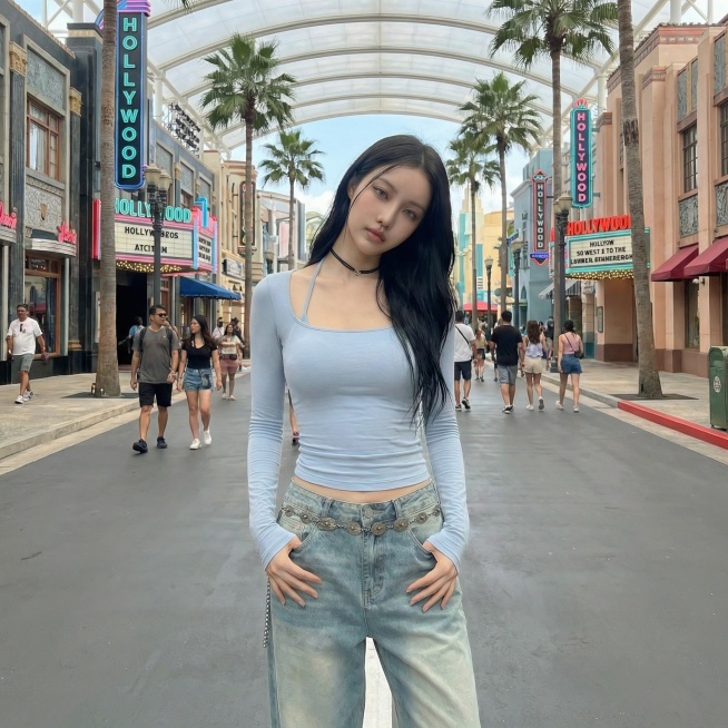 将背景替换为环球影城内部场景，保持模特和服饰不变，更换为双手插兜歪头的姿势预览效果