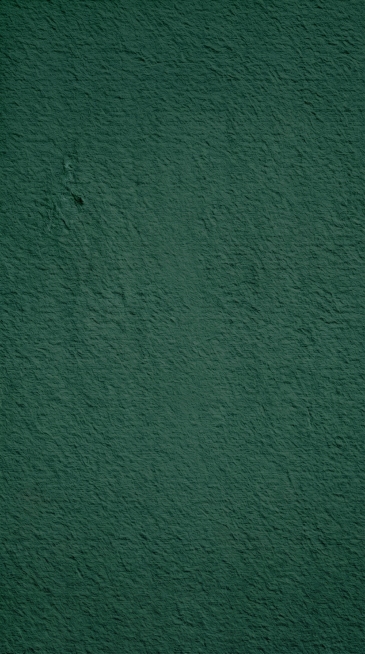 带有凹凸质感的墨绿色纸张纹理背景，保留原图的纸张肌理和褶皱细节预览效果