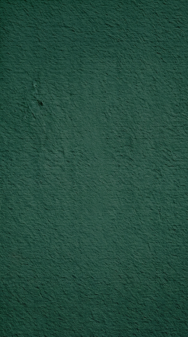 带有凹凸质感的墨绿色纸张纹理背景，保留原图的纸张肌理和褶皱细节