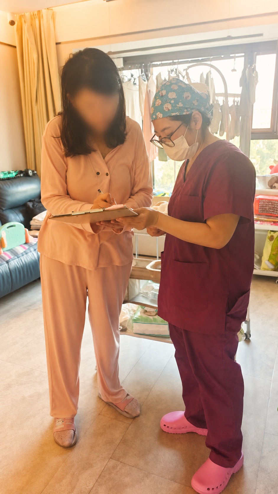 对这张产后护理上门服务照片进行美化，提升画质、调整光线色彩，使… - 图片创意预览