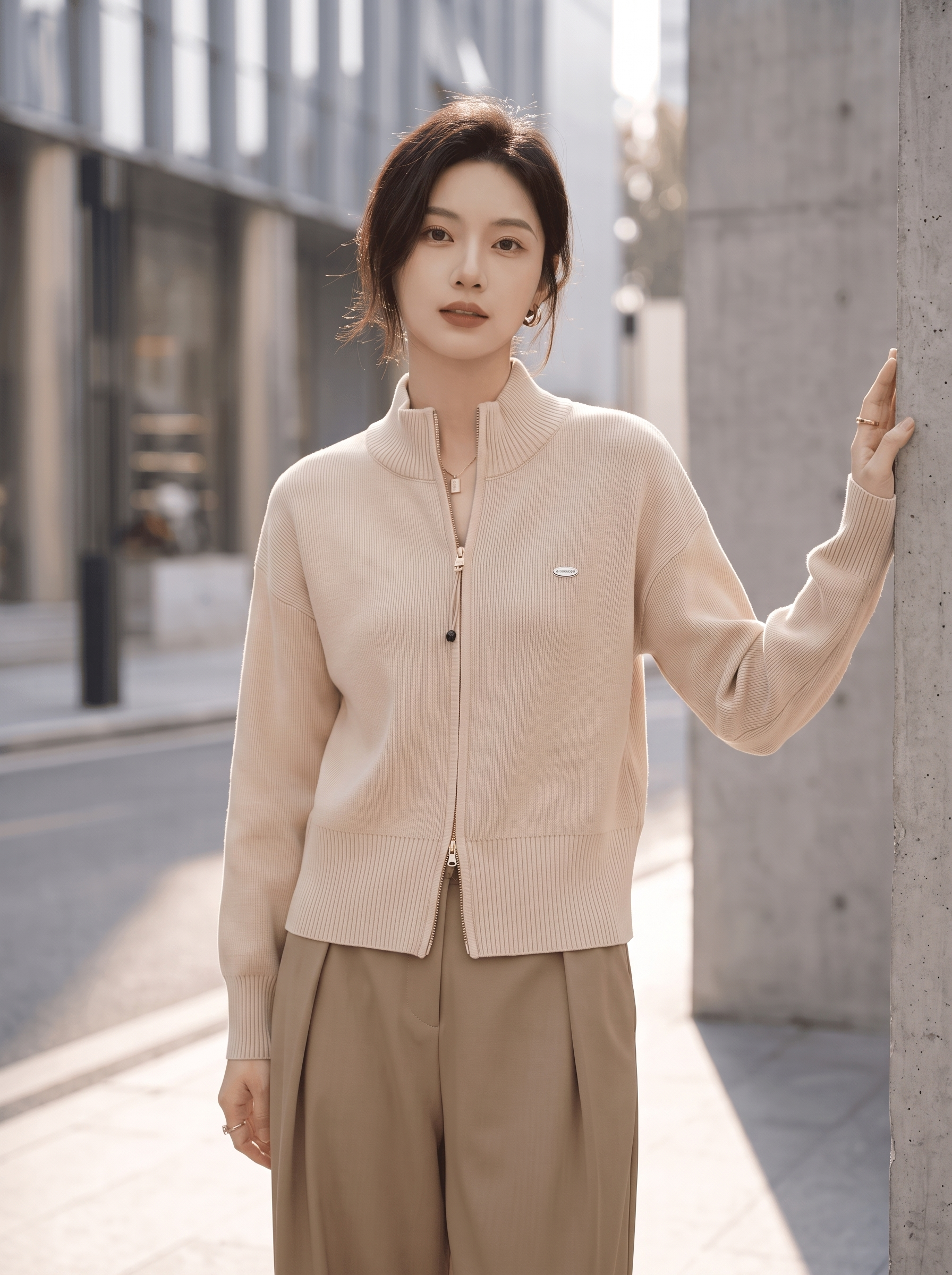 【主体保护指令】请保持参考图 1 中的【同一模特、同一服装、同… - 图片创意预览