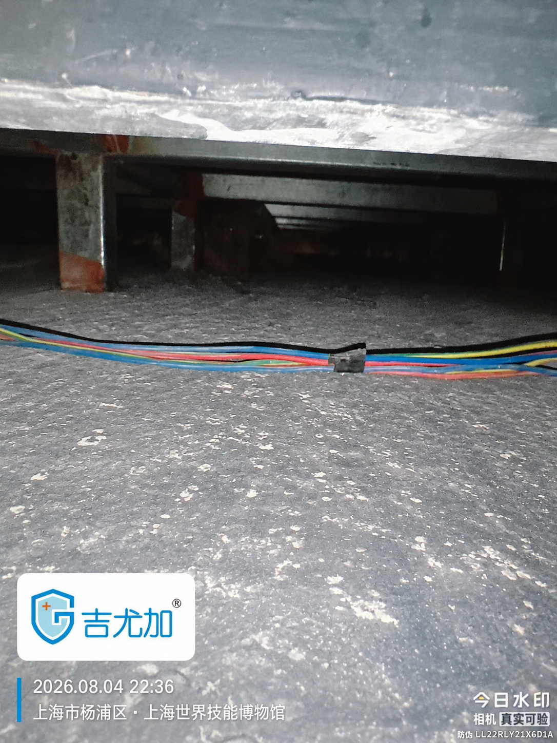 将图中地面全部替换为图二所示的灰色水磨石纹理地板（带有白色斑点… - 图片创意预览