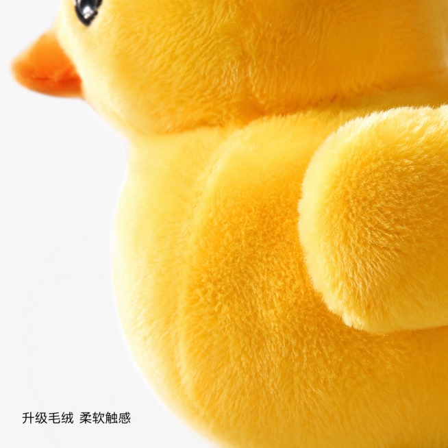 [主图-3]经典小黄鸭毛绒玩具毛绒细节特写图，极致极简风格。[氛围风格]突出升级毛绒材质柔软蓬松质感。[画质]超微距商业摄影，纹理清晰真实。[元素]放大展示小黄鸭身体局部毛绒，保持产品原有黄色毛绒质感预览效果