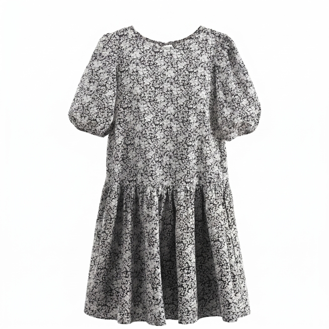 这件黑白碎花连衣裙，保持原有颜色、版型和细节100%不变。服装穿在隐形人体上，正面视角，立体悬浮效果，自然垂坠，保留原有布料褶皱细节。无人物，无模特，无身体，专业光影，纯白色背景，无阴影，服装居中。严预览效果