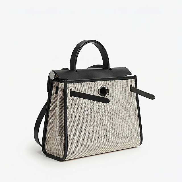 产品主体位于画面绝对正中心，垂直居中，水平居中，产品主体占据整个画面的 60%-80%，顶部空白区域与底部空白区域高度严格相等，严禁偏下，严禁贴边，严禁切图。四分之三侧视角，微俯视。保留1个米白拼黑色帆布拼接皮革手提包产品主体，保留其撞色拼接、金属扣装饰的细节特征。必须将主体与背景完全物理剥离（抠图级剥离），非主体区域的背景像素必须 100% 强制覆写为 #FFFFFF 纯白，绝对纯净无杂色，不受任何环境光影响；智能瑕疵修复，全新成色，无瑕疵，无污渍，去除灰尘划痕，平整所有布面/皮面褶皱，消除使用痕迹，表面平整光滑，商业级精修，细节清晰锐利。再次强调：产品绝对居中，上下留白相等。