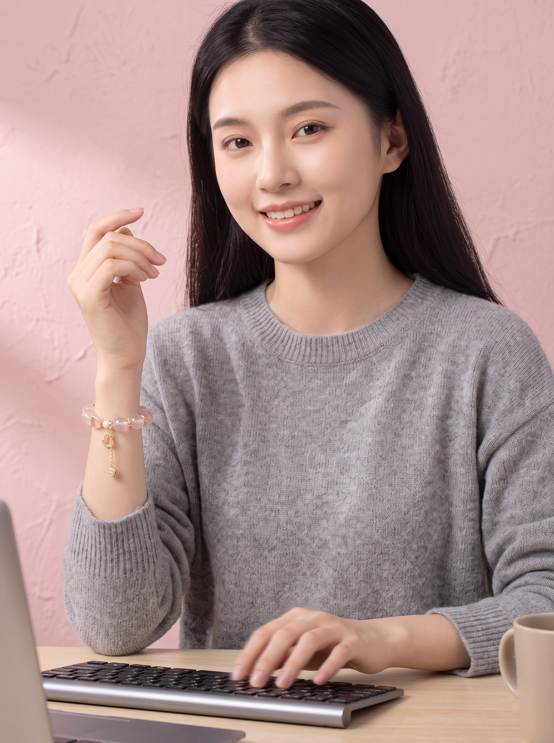 更换服饰为日常休闲服饰，动作改成敲键盘 - 图片创意预览
