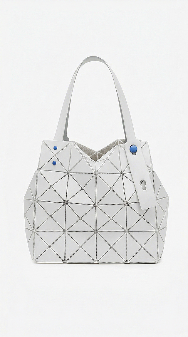手提包白底标准展示，纯白背景，光线均匀；白色几何菱格手提包正面居中平放，完整展示包型轮廓和细节，无多余元素；主色调：纯白、银白；正视平视视角，主体占比60%；无额外文案，纯图展示