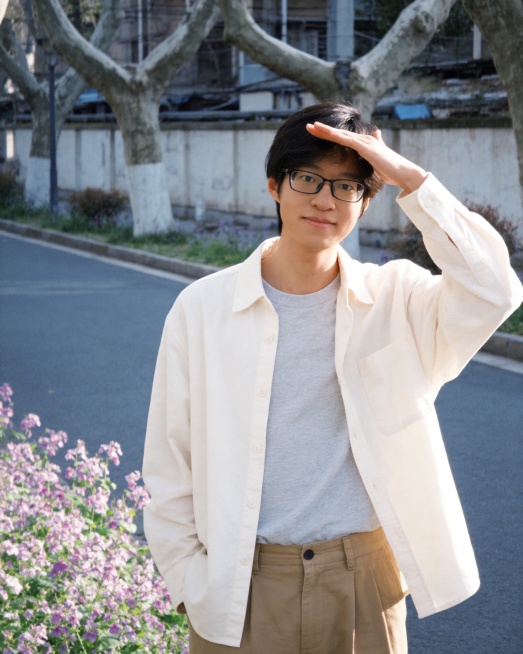 生成日系胶片清新风男生生活写真，仅保留参考图人物的脸型、发型、年龄特征，忽略原有服饰，低饱和清透蓝调富士胶片感，色彩干净通透，柔和自然光，发丝有轮廓光，面部无硬阴影，大光圈浅景深，氛围干净治愈松弛自然预览效果