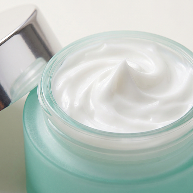 [主图-3] Texture and skin feel display, multi-effect refreshing cream. Keep product appearance (mint green jar, silver cap) consistent with the original picture, high-end minimalist light bright background. Extremely macro close-up of the cream texture, showing the fine creamy silky texture of the cream after opening, light and non-greasy, showing the light whipped cream shape of the cream, clear lines, delicate and soft. Simple light off-white background, soft light highlights the moisturizing and delicate texture of the cream, showing the refreshing and non-sticky feel. Comply with Amazon cross-border specification, no redundant marketing text. 1:1 ratio, 2K resolution, super high definition. Negative prompt: deformation, watermark, text confusion, product image blur, messy background, Chinese characters, greasiness.