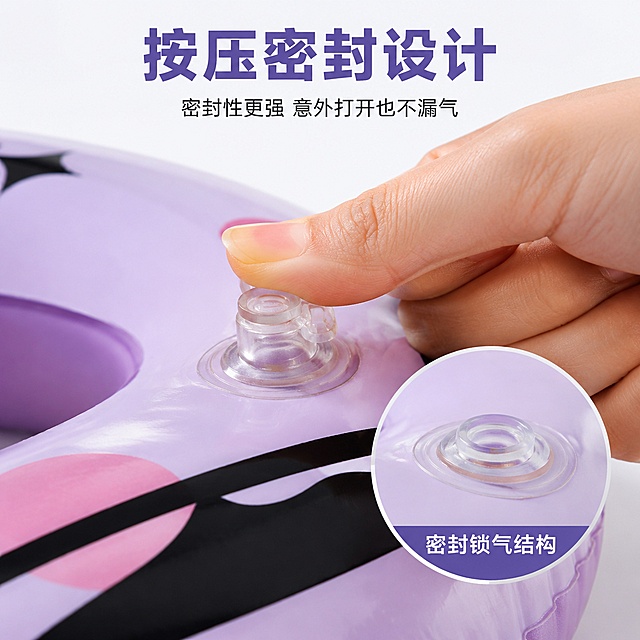 [主图-3] 按压防漏气结构细节特写
[氛围风格] 细节放大，真实可信，安心安全
[画质] 商业摄影质感、光线柔和通透、产品清晰真实、画面干净高级
[元素] 放大展示游泳圈的充气阀门部位，一只手正在按压阀门，演示密封结构。保持阀门结构、游泳圈颜色和材质与输入产品图绝对一致，杜绝任何变形和色差，精细化处理。背景为干净浅白色，突出阀门细节，增加一个圆形画中画放大阀门按压后的密封状态
[光影] 局部柔和补光，清晰展示按压动作和密封结构，细节纹理清楚
[配色] 浅白背景，产品淡紫色，阀门透明材质，手自然肤色，画中画浅灰边框
[视角构图] 局部特写微距，主体阀门占画面60%，画中画在右下角放大展示密封效果
[文字版式] 顶部大标题深紫色粗体：按压密封设计，下方小字：密封性更强 意外打开也不漏气；圆形画中画内标注：密封锁气结构，文字清晰可读
[输出要求] 1:1 比例，文字清晰可辨，超高清商业摄影质感
[负向提示词] 变形，文字错乱，产品图模糊，背景杂乱，水印，电商平台Logo