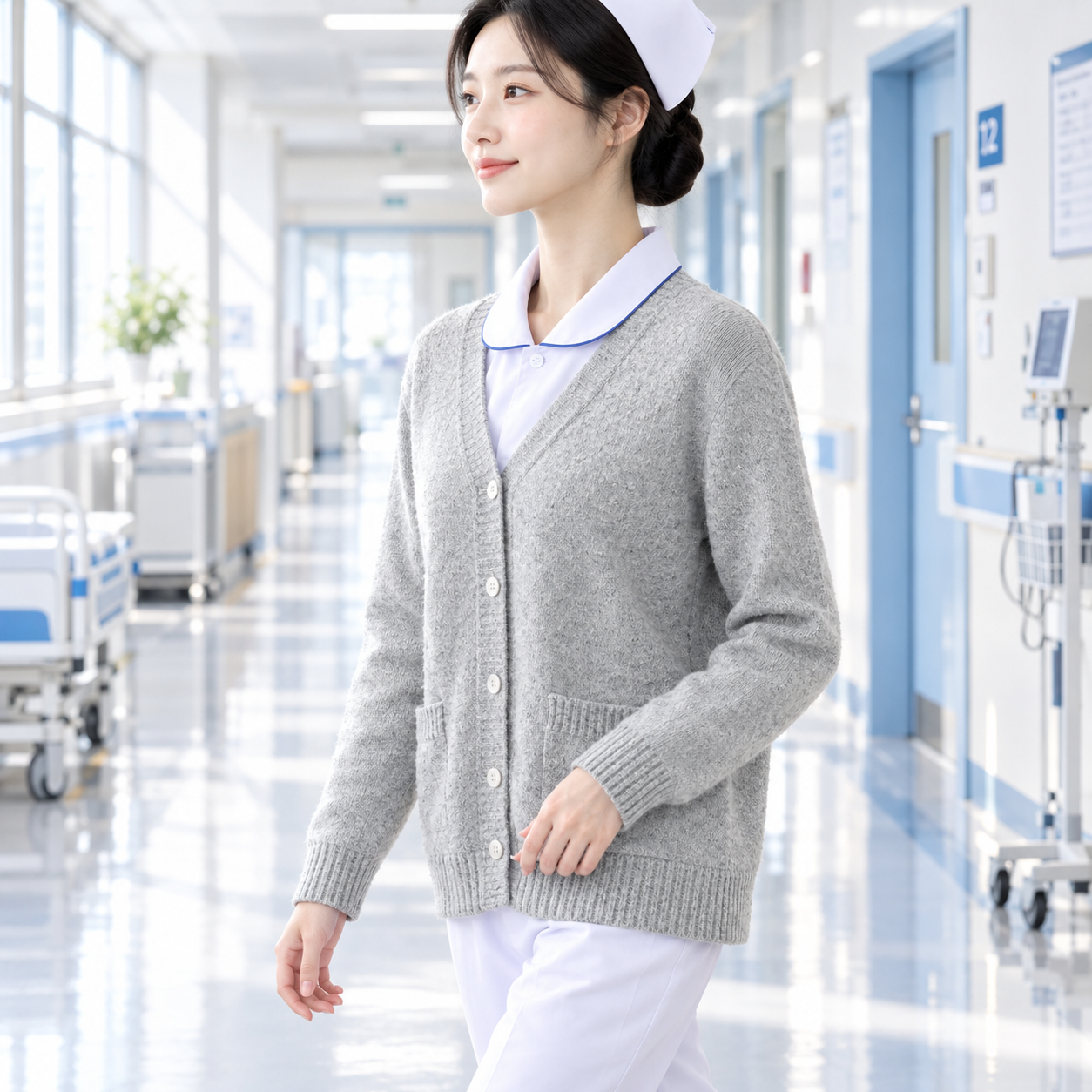同一位亚洲年轻女护士，穿着同款浅灰色V领五扣针织开衫（内搭白色… - 图片创意预览