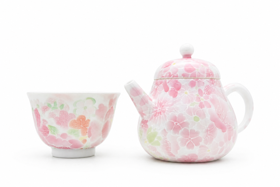 精修这套樱花茶具产品，提高整体亮度，将背景替换为纯白色，保留产品原有的图案和造型，其他细节保持不变预览效果