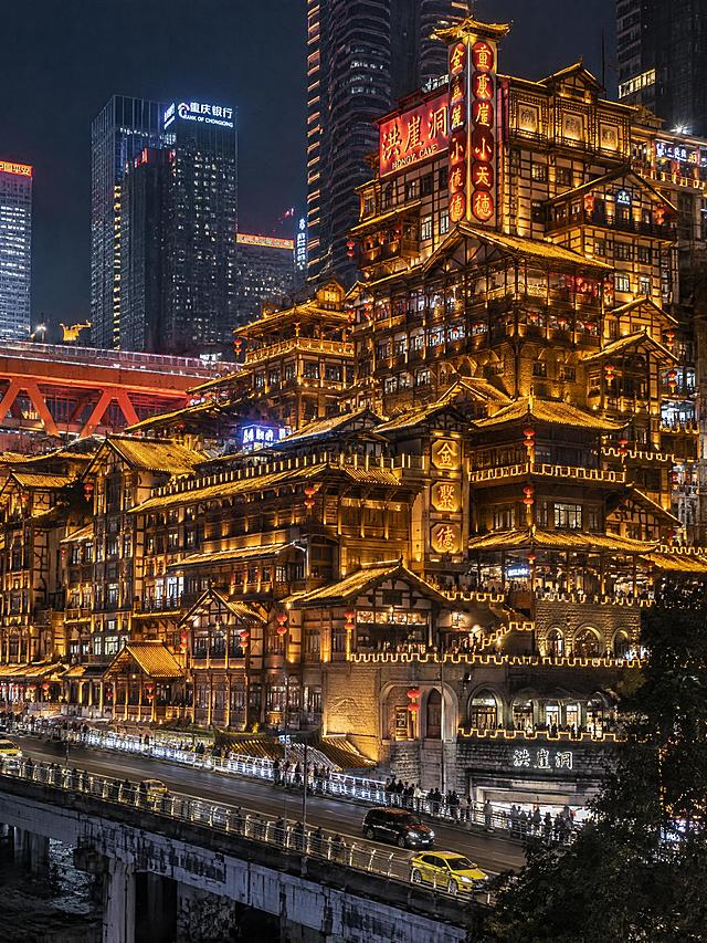 洪崖洞高清实拍风景图，川东吊脚楼，重庆洪崖洞夜景，吊脚楼建筑群，璀璨灯光，夜景，真实摄影质感，纪实质感，3:4竖版构图