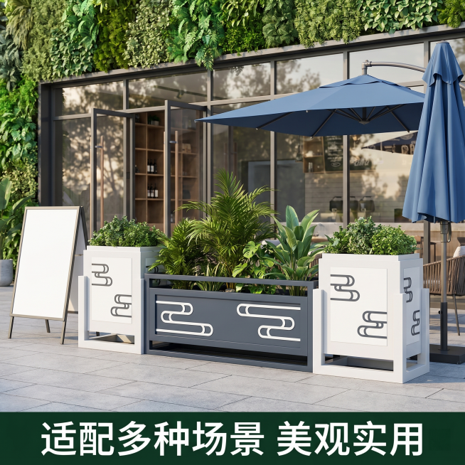 [主图-5] 白灰花箱搭配户外场景
[氛围风格] 生活化商业街景
[画质] 商业摄影高清真实
[元素] 三组花箱（左白、中灰、右白）置于户外咖啡厅门口，左侧加一空白立牌，右侧一把蓝色遮阳伞，种植槽内绿预览效果