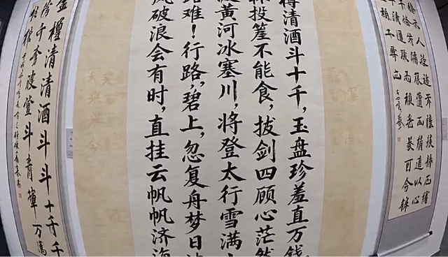 水墨风书法展，大字风墨迹淋漓，古典建筑实景映衬，民族感与文艺感交融，呈现传统书法艺术之美。
