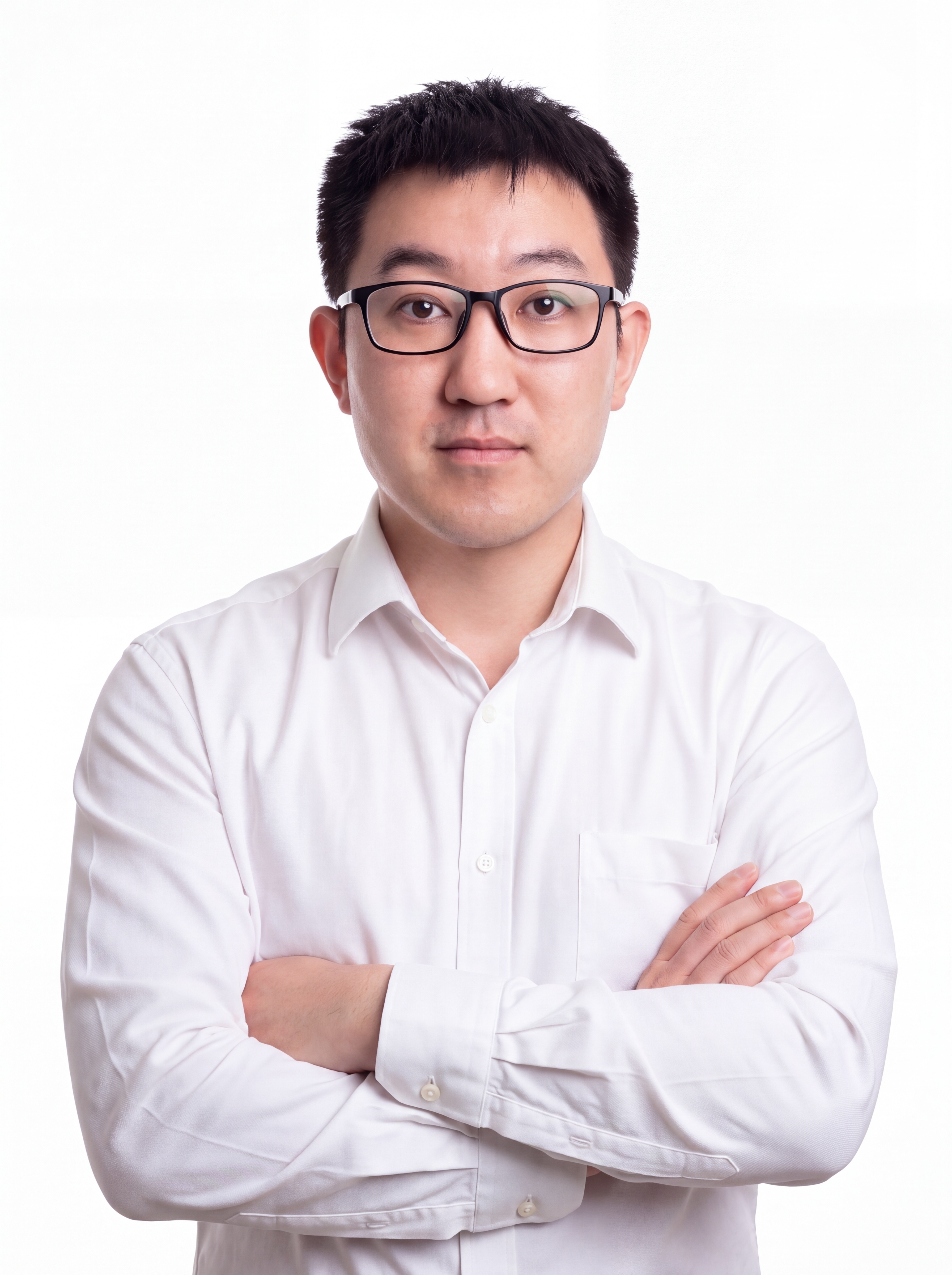 保留人物所有特征、发型、眼镜、白衬衫、双手抱胸姿势、纯白背景均… - 图片创意预览