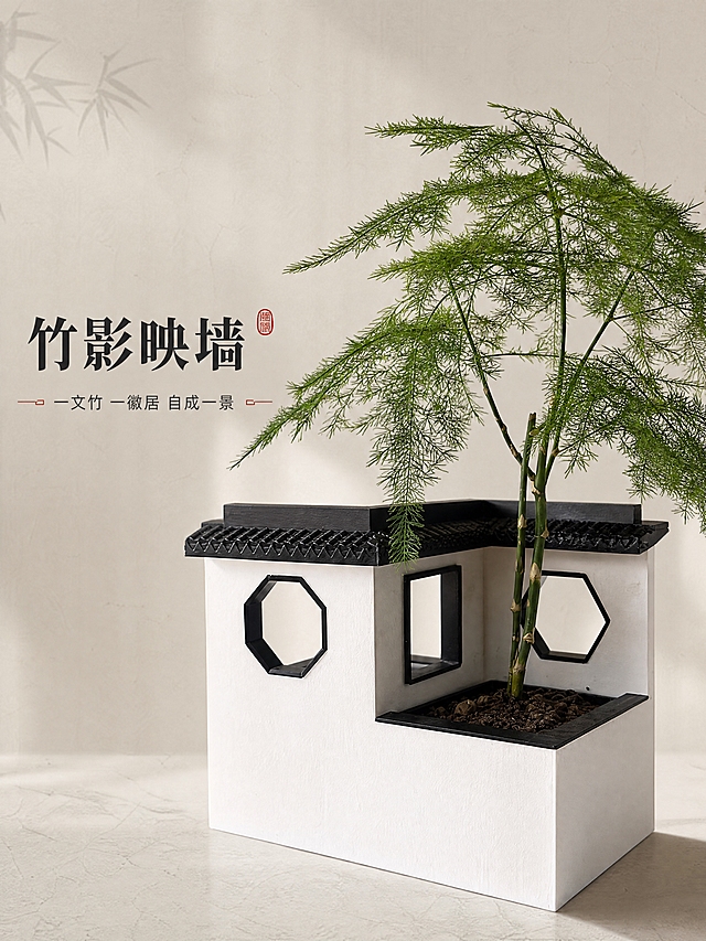 [商品] 使用【图2】中式徽派建筑景观花盆（文竹种植状态）；保留产品结构、黑白配色、文竹形态、八角花窗、方形窗、屋檐细节；产品外观与原图一致不做修改。
[画面] 目标：文竹与建筑呼应的局部近景，突出植物与建筑的意境融合。构图：中近景，花盆置于画面中下部，文竹枝叶向上舒展占据画面上半部分，重点展示文竹纤细枝叶与徽派白墙黑瓦的对比美感；左侧八角花窗清晰可见，透过花窗隐约可见内部结构；背景为浅米色纯色虚化；产品+植物占画面约80%。
[视觉] 套系策略：风格=简洁中式商业摄影，水墨留白意境；标题字=宋体加粗（思源宋体）；正文字=纤细黑体；主色=米白+墨黑；背景延展=基于米白做深浅渐变、宣纸纹理质感、浅灰层次；强调色=赭石红，仅用于小面积印章、点缀线条；标题色=墨黑；正文色=深灰；组件=细线边框、圆角信息卡、中式分隔线；光影=左侧柔和自然光，文竹叶尖透光，白墙形成自然明暗过渡。
[文字] 左侧中部竖排改为横排小字，主标题"竹影映墙"（4字），副标题"一文竹 一徽居 自成一景"（12字）；文字横排，不遮挡文竹主体与花窗。
[规格] 图片比例3:4竖版，4K，负向提示：避免变形、错字、文字过小、文竹失真、颜色改变、结构缺失。