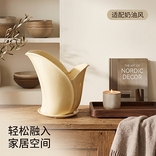 [主图 3] 奶油风家居搭配陈列展示主图。[氛围风格] 温馨居家生活感，适配奶油原木风空间。[画质] 商业摄影质感、光线柔和通透、产品清晰真实、画面干净高级。[元素] 郁金香花盆放在餐边柜层架上，旁边搭配木质托盘、香薰蜡烛和一本软装书，背景是浅奶白色墙面，整体搭配自然清新，展示花盆在日常家居中的陈列效果。保持产品外观造型结构颜色材质与原图绝对一致，杜绝变形色差，和套图保持同一房间背景和统一光源方向。商品主体占比约65%，画面满屏无边框。[光影] 午后自然光从右侧洒入，光线柔和通透，整体光影氛围温馨治愈。[配色] 奶黄色花盆+原木色家具+奶白墙面，低饱和温暖配色和套图统一。[视角构图] 平视构图，中景展示空间搭配关系。[文字版式] 右上角浅圆角标签写“适配奶油风”，米白底深棕字；底部左侧文字写“轻松融入 家居空间”，深棕文字简约排版，不遮挡产品主体。[比例分辨率] 1:1比例，2k分辨率，文字清晰可辨，超高清。[负向提示词] 变形，水印，文字错乱，产品图模糊，背景杂乱，色彩刺眼，遮挡主体