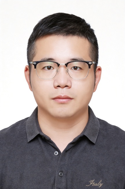 保留第一张图中人物发型､脸型､年龄特征生成标准样式纯正面证件照;人物主体严格居中,头部大小与位置严格对齐第二张图,双肩水平平衡,面部中轴线对齐画面中心,正视前方;标准证件照构图,人物绝对居中;头顶上方预览效果