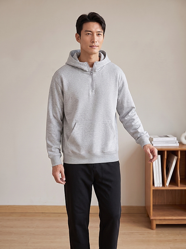 【主体保护指令】请保持参考图 1 中的【同一模特、同一服装、同一场景光感】一致，包括 面部五官、服装细节、背景色调、光影，不做改动。姿势、镜头景别、朝向按描述重新生成。
画面整体为电商模特展示图，模特 放松站立，一手轻搭在旁边储物柜边缘，全身景别，正面略偏3-4侧朝向，常规机位，自然构图。
人物与参考图 1 保持一致。
服装以参考图 1 为准，完整保留一切细节。
背景与参考图 1 保持一致，浅米灰色墙面搭配原木家具，场景不变。
光影与参考图 1 保持一致，柔和侧前方柔光。
画质与参考图 1 保持一致，2K超高清，细节清晰。
风格与参考图 1 保持一致，轻熟简约高级风，写实商业电商摄影质感。
画面与参考图 1 在模特面部、服装、背景、光影、色调上保持高度一致；人物特征稳定（五官 / 肤色 / 发型一致）；服装细节准确；关节合理、姿势自然。