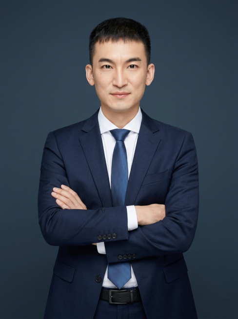 参考图中保留人物脸型、发型（平齐寸头）、年龄等特征生成职场形象照，标准焦段50mm，f/4光圈（f/2.8-f/4区间），平视视角（镜头与人物视线齐平）；人物占画面70%，人物居中（居中构图），位于画预览效果