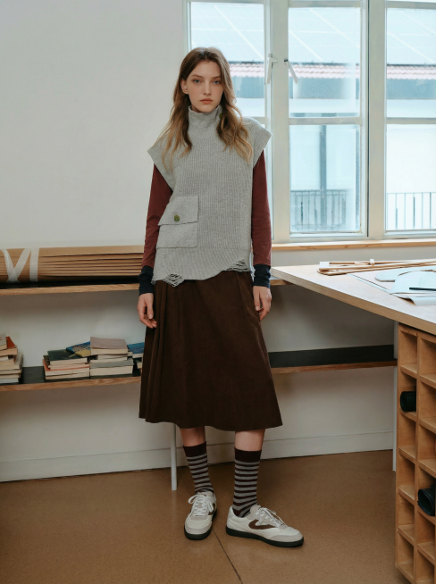 图片模特保持不变 帮我生成一张模特脚放下来的图预览效果