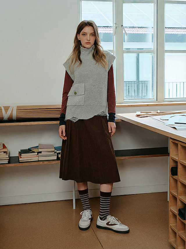 图片模特保持不变 帮我生成一张模特脚放下来的图