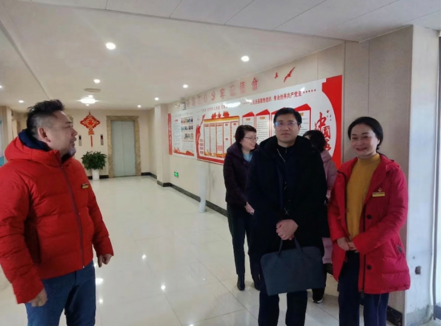 移除图片红框内的女性，根据原有背景自然补全，保持场景真实和谐，不要改变图片其他部分内容预览效果