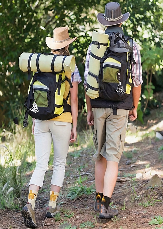 将图中左边女人脚上的橘色猫咪图案袜子缩小，调整到和右边男士袜子一样的长度大小，保持整体场景、其他元素不变