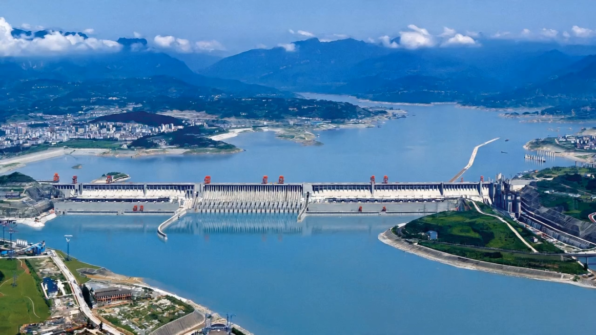 保留原图关键细节：三峡大坝外形、颜色、材质、周边山水城镇背景不变，实现镜头缓慢、平稳、环绕运镜预览效果