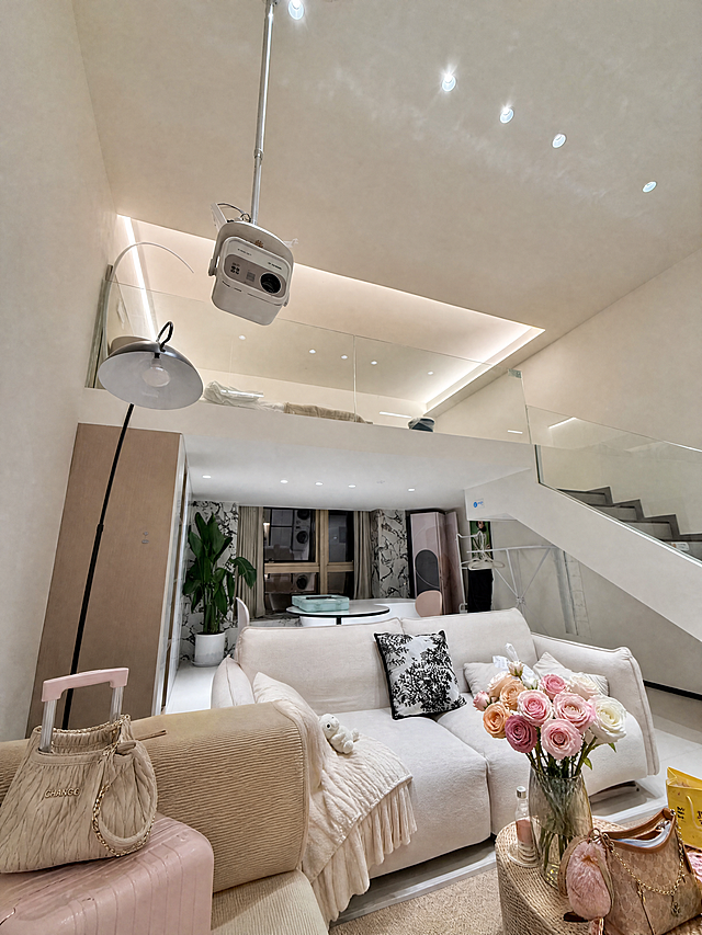 贵阳loft民宿沙发区，去掉画面左下角出现的人物只保留场景，整体色调明亮通透不压暗，避免阴沉发灰，滤镜不过黄，画面真实协调，保留原图亮度和色调。增强生活感和入住感，丰富摆件物品营造氛围感，加入粉浅色行李箱、鲜花、女性包包配饰、生活小物件，物品摆放和谐不冗杂。小红书民宿风格，真实感强，4K高清，不拼图，3:4竖版比例
