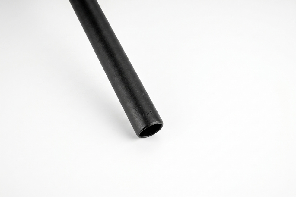 精修产品图，保留产品的黑色哑光质感，将背景替换为干净的纯白色，去除原有背景的污渍和划痕，提升整体画质预览效果