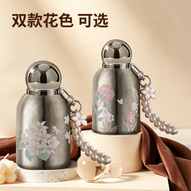 [主图 8] 双款花色陈列展示。氛围风格：清新雅致治愈风，温馨静物陈列感。画质：商业摄影质感，光线柔和通透，产品清晰真实，画面干净高级。元素：两款不同花卉图案的纯钛口袋保温杯并排陈列在浅色阶梯展示台上预览效果