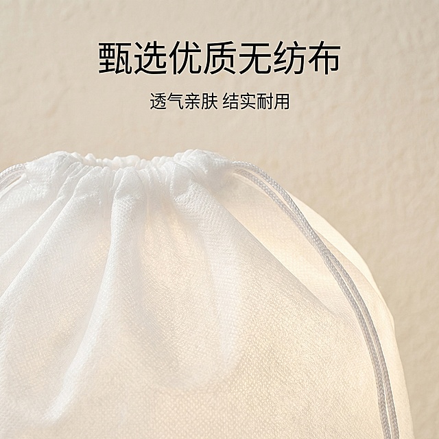 基于原图的无纺布束口袋，保持产品外观100%一致，展示无纺布材质细节，采用微距拍摄，放大展示束口袋细腻无纺布纹理，浅米色背景，柔和侧逆光，突出材质通透干净质感，顶部文案 "甄选优质无纺布"，下方文字说明 "透气亲肤 结实耐用"，文字悬浮不遮挡纹理细节，整体氛围舒适简约家居治愈，适合淘宝天猫平台，风格统一，2k分辨率，1:1构图