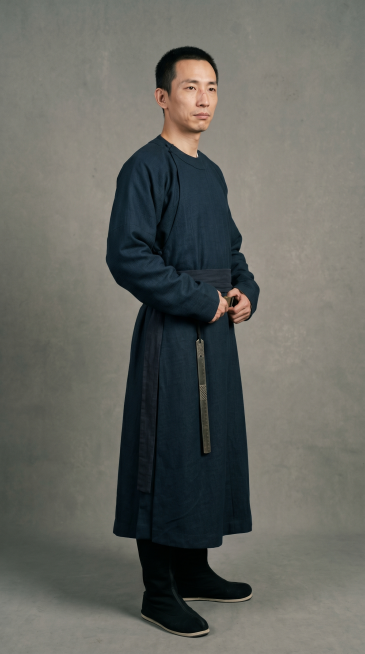 全身照，正视图，灰色背景现实风格，纹理细腻，全身站立，严格6:8头身比例，体态匀称，腿部修长，东方人体比例，精准稳定。三十八岁东方男性，长脸三角眼，鼻梁有浅疤，嘴角下撇，身穿皂青色公服，腰佩铁尺，脚蹬预览效果