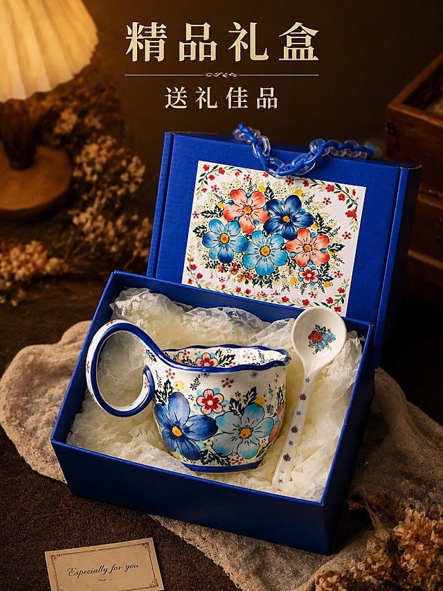 1. 主图1 点击率首图（氛围感引流图）
波兰彩手绘曲把早餐杯，蓝红撞色繁花满绘杯身，荷叶波浪杯口，巨型蓝色包边环形曲把手，搭配同花纹手绘小勺放入杯内，后方摆放同花色蓝色手提礼盒，深灰褶皱哑光背景，柔和侧逆光，复古田园静物氛围，1:1正方形构图
粘贴全局后缀

2. 主图2 纯白底直通车白底图
波兰彩曲把早餐杯45°斜侧全貌，完整展示曲把手+杯身全花纹，纯白色无缝背景，柔光箱均匀布光，几乎无投影，产品占画面75%，无反光畸变，电商专用抠图白底素材，1:1正方形构图
粘贴全局后缀

3. 主图3 釉下彩手绘肌理特写（转化核心图）
微距拍摄杯身蓝红花手绘笔触，釉下彩釉面通透质感，荷叶杯口蓝边釉料堆积细节，粗陶胎体细腻质感，浅灰纯色极简背景，顶光柔和打光，极致工艺细节展示，1:1正方形构图
粘贴全局后缀

4. 主图4 四宫格场景拼图
1:1四宫格拼图，左上：装燕麦酸奶早餐；右上：泡美式咖啡；左下：装浓汤泡面；右下：礼盒整体展示；全图统一波兰彩复古色调，画风高度统一，淘宝多场景卖点拼图主图
粘贴全局后缀

5. 主图5 尺寸+礼盒整体图
曲把杯放置手掌做大小参照，俯拍杯底工艺印记，右侧完整展示蓝色手提礼盒全貌，浅米色平整背景，平铺柔光拍摄，清晰展示容量规格+礼盒完整形态，电商规格说明主图，1:1正方形构图
粘贴全局后缀
 
【15张3:4竖版详情图（从上至下上架排序，凑齐20张爆款套图）】
 
1. 详情1 详情首屏海报图
3:4竖版构图，两只同系列不同花色波兰彩曲把杯错落摆放，搭配手绘小勺、蓝色礼盒、干花、亚麻餐布，午后窗边暖调柔光，大面积留白可加文字文案，复古繁花陶瓷合集海报
粘贴全局后缀

2. 详情2 45°黄金侧全景图
曲把杯完整全貌45°斜拍，浅胡桃木纯色桌面，单侧窗边自然光，完整展示曲把手弧度+波浪杯口造型，3:4竖构图
粘贴全局后缀

3. 详情3 杯身背面全貌图
杯子背面完整拍摄，展示背面完整花卉纹样，浅米色平整桌面，均匀漫射柔光，3:4竖构图
粘贴全局后缀

4. 详情4 荷叶杯口俯拍图
垂直俯拍波浪荷叶杯口+杯内完整花卉纹样，内壁釉面通透干净，浅灰纯色背景，平铺柔光，3:4竖构图
粘贴全局后缀

5. 详情5 大曲把手特写图
巨型环形曲把手特写，蓝色包边一体成型工艺，突出隔热、好抓握的卖点，极简浅灰背景，柔和顶光，3:4竖构图
粘贴全局后缀

6. 详情6 早餐燕麦场景图
原木餐桌摆放装满燕麦酸奶的曲把杯，搭配蓝莓、全麦面包，窗边自然光，治愈早餐氛围感，3:4竖构图
粘贴全局后缀

7. 详情7 书桌咖啡场景图
胡桃木复古书桌，杯子装美式咖啡，搭配旧书页、干花、黄铜小勺，阴天漫射柔光，办公桌面软装场景，3:4竖构图
粘贴全局后缀

8. 详情8 餐边柜陈列场景图
中古实木餐边柜，多色同系列曲把杯错落陈列，柜内暖光灯带，家居收纳软装展示，3:4竖构图
粘贴全局后缀

9. 详情9 泡面浓汤场景图
杯子盛放番茄浓汤泡面，展示大容量优势，居家一人食场景，柔和室内灯光，3:4竖构图
粘贴全局后缀

10. 详情10 微波炉可加热演示图
曲把杯放入白色微波炉内，直观展示釉下彩耐高温、可微波加热卖点，纯白干净背景，3:4竖构图
粘贴全局后缀

11. 详情11 易清洗釉面特写图
内壁盛放咖啡后清水一冲即净，展示釉下彩不挂咖啡渍、不渗色卖点，微距拍摄内壁光滑釉面，3:4竖构图
粘贴全局后缀

12. 详情12 配套小勺细节图
同花纹手绘陶瓷小勺完整展示，勺身和杯身花纹同源呼应，浅米色背景平铺拍摄，3:4竖构图
粘贴全局后缀

13. 详情13 礼盒拆开全貌图
蓝色手提礼盒拆开，内部棉纸铺垫，杯勺整套完整摆放，暖调柔光拍摄，送礼质感展示，3:4竖构图
粘贴全局后缀

14. 详情14 多花色合集陈列图
4款全套波兰彩曲把杯平铺陈列在原木桌面，展示全系列SKU花色，引导买家凑单多拍，3:4竖构图
粘贴全局后缀

15. 详情15 包装防碎发货实拍图
杯勺分别用气泡棉独立包裹装箱，展示运输破损包赔的售后保障，浅灰背景，3:4竖构图规格参数（配主图5尺寸图）
 
口径：10.2cm 高度：9.8cm 总容量：480ml
材质：高岭土陶瓷+釉下彩手绘
包含：曲把杯1 + 同纹小勺 1（礼盒装含蓝色手提礼盒）「图片1」「图片1」「图片1」「图片1」「图片1」适配淘宝/天猫平台，主图比例为1:1