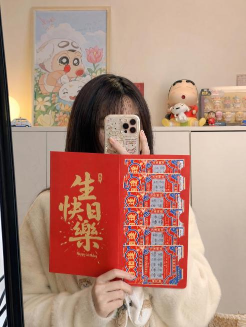 画面中心为女性，以对镜自拍的姿势站在全身镜前，镜头只拍到上半身：一只手举着手机挡住半张脸，另一只手自然拿着刮刮乐红包「图片1」， 红包和刮刮乐几乎挡完上半身，绝不改变红包样式，大小，红包为左右两页并排预览效果