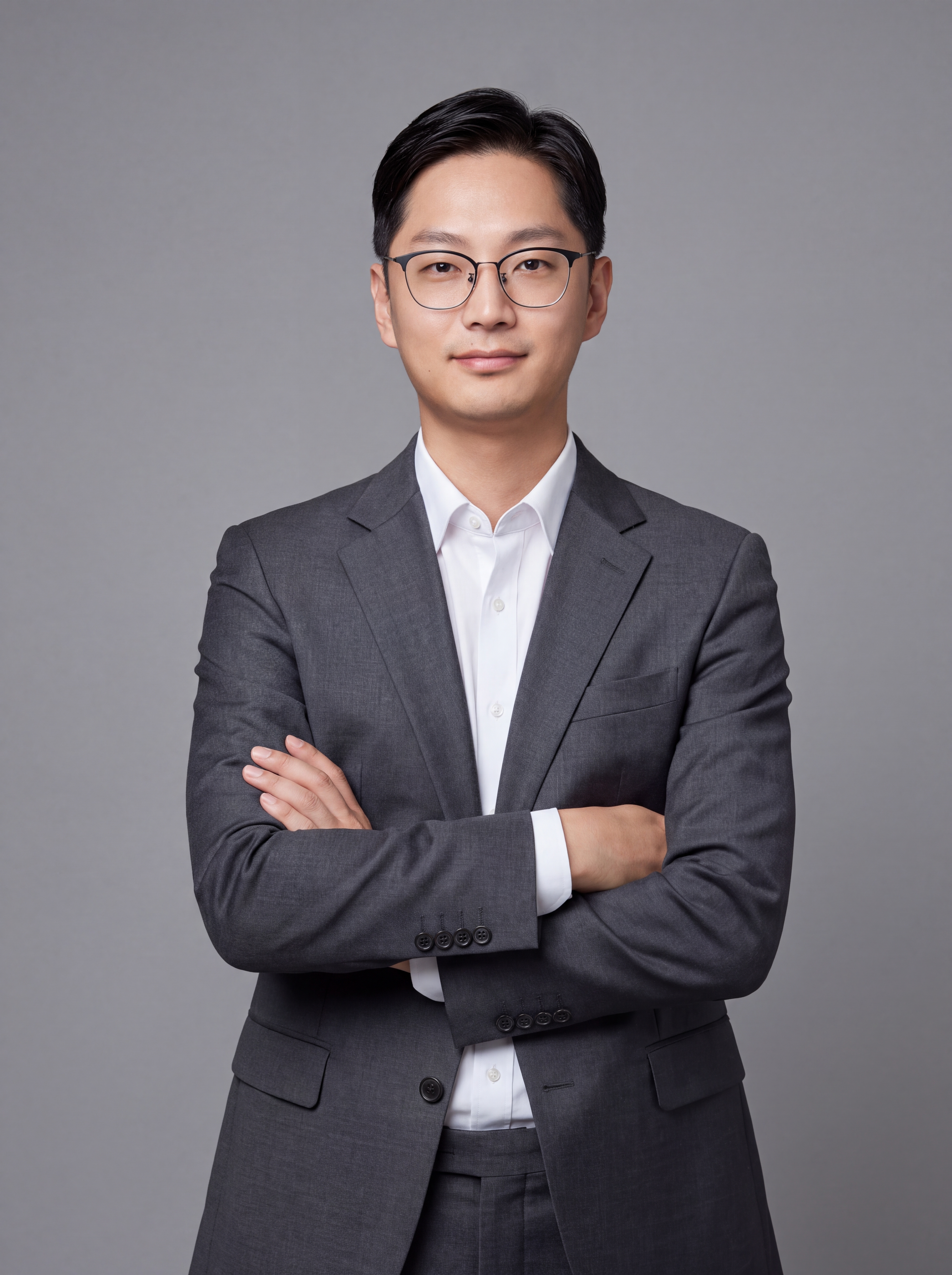 参考图中保留人物脸型、发型、年龄、五官等特征生成金融商务职场形… - 图片创意预览