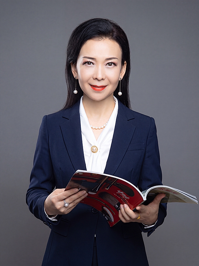 参考图生成，保留原人物长相五官特征不变，半身形象照，摄影棚级，背景换成干净的中性灰色纯色背景，穿搭为藏蓝色西装套裙+白衬衫讲师装，自然微笑直视镜头，保持自然真实感，不改变长相，专业打光，画质高清，半身形象照，分辨率4K