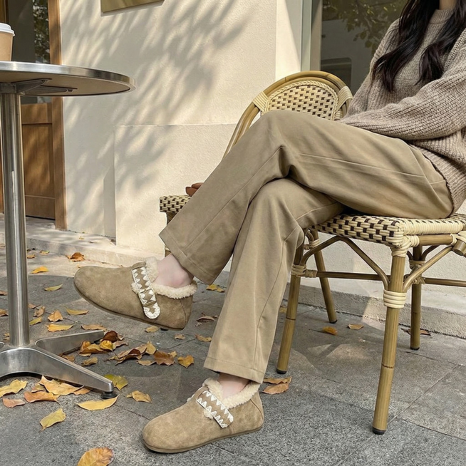 视觉： 户外平视角度。模特坐在咖啡馆外的藤编椅上，穿着卡其裤或牛仔直筒裤，双脚自然交叠前伸，卡其色的勃肯鞋成为视觉亮点。画面一侧带入小圆桌的桌腿和地面落叶，环境是干净的浅色建筑墙面和光影。

氛围：预览效果