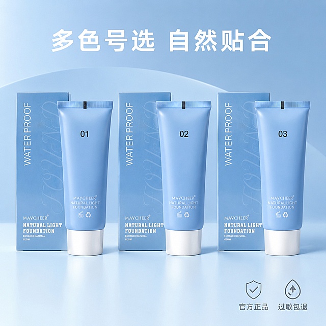 [主图-5] MAYCHEER美茜儿粉底液全系列色号全家福展示。
[氛围风格] 整齐规整，清晰展示全系列产品，建立信任。
[画质] 商业清晰摄影，整体统一干净。
[元素] 浅蓝渐变背景，三个不同色号产品整齐排列展示：01/02/03 自然排列，前方放置正装软管，后方放置对应包装盒，所有产品颜色、外观保持与原图完全一致，无变形色差，整齐不拥挤。画面干净舒展。
[光影] 均匀柔光，每个产品都清晰展示，阴影柔和自然，整体明亮通透。
[配色] 整体浅蓝白色调，统一和谐，产品本身颜色自然展示。
[视角构图] 水平居中平视构图，一字排开，主体占比约70%，构图均衡。
[文字版式] 顶部主文案“多色号选 自然贴合”，白色加粗大字居中。底部标注服务承诺“官方正品 过敏包退”，两个小图标搭配小字，灰色放在右下角，不抢主体。
[比例分辨率] 1:1 比例，2048x2048 像素，超高清。
[负向提示词] 产品错位变形，颜色偏差，背景杂乱，文字遮挡主体。