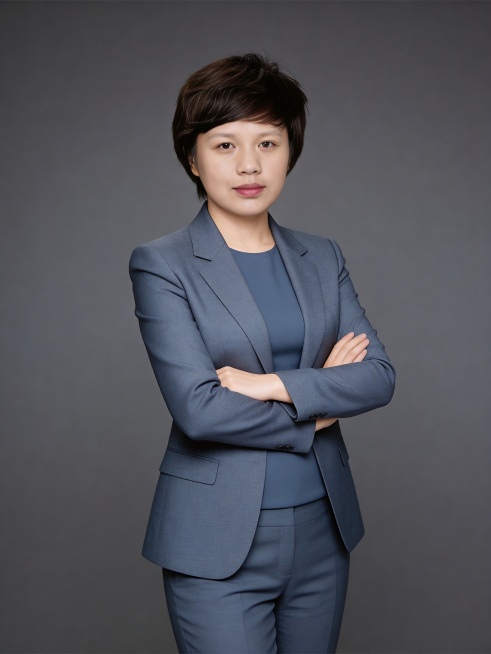 参考图中保留人物脸型、发型、年龄等特征生成职场形象照,标准焦段50mm,f/4光圈(f/2.8-f/4区间),平视视角(镜头与人物视线齐平);人物占画面70%,人物居中(居中构图),位于画面中心,为视预览效果