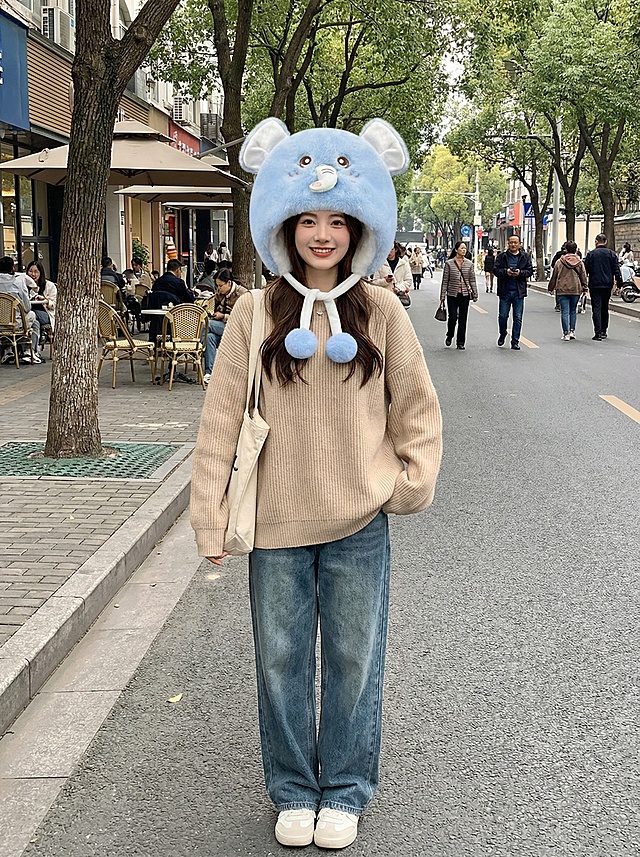 根据这两个帽子为我生成模特图，背景选择家里或者街道，模特选择中国网红，不熬改变我商品的特征