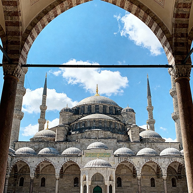 单独生成 ：土耳其、沙特阿拉伯、伊朗、伊拉克、以色列、阿联酋、卡塔尔、科威特、巴林、阿曼、也门、叙利亚、黎巴嫩、约旦、巴勒斯坦、阿富汗、格鲁吉亚、亚美尼亚、阿塞拜疆 地标建筑图 尺寸。200*200