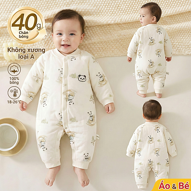 生成800x800像素1:1比例的婴儿熊猫印花连体衣主图（适配越南Shopee平台）：
1. 主体还原：完整保留原图元素——米白底熊猫印花夹棉连体衣、“40g chăn bông”金色标、“Không xương loại A”文字、“100% bông”+“18-26℃”图标，同步保留背景针织布料、浅棕杯碟道具；
2. 视觉优化：增强自然光效突出面料柔软质感，微调色彩饱和度适配东南亚母婴类审美，确保所有水印/标识清晰可见且不遮挡服装主体；
3.平台规范：无额外添加元素。
4. 适配性：在右下角加入红黄字体“Áo & Bé”的水印
5. 真实模特穿着展示，多角度