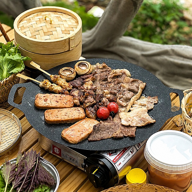 将图片上的所有文字全部清除，保留原烧烤烤盘和食材画面，修复清除文字后的区域，和原背景自然融合，保持原图整体构图和画质不变